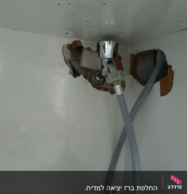 צינור מים מחובר לברז מתחת לכיור